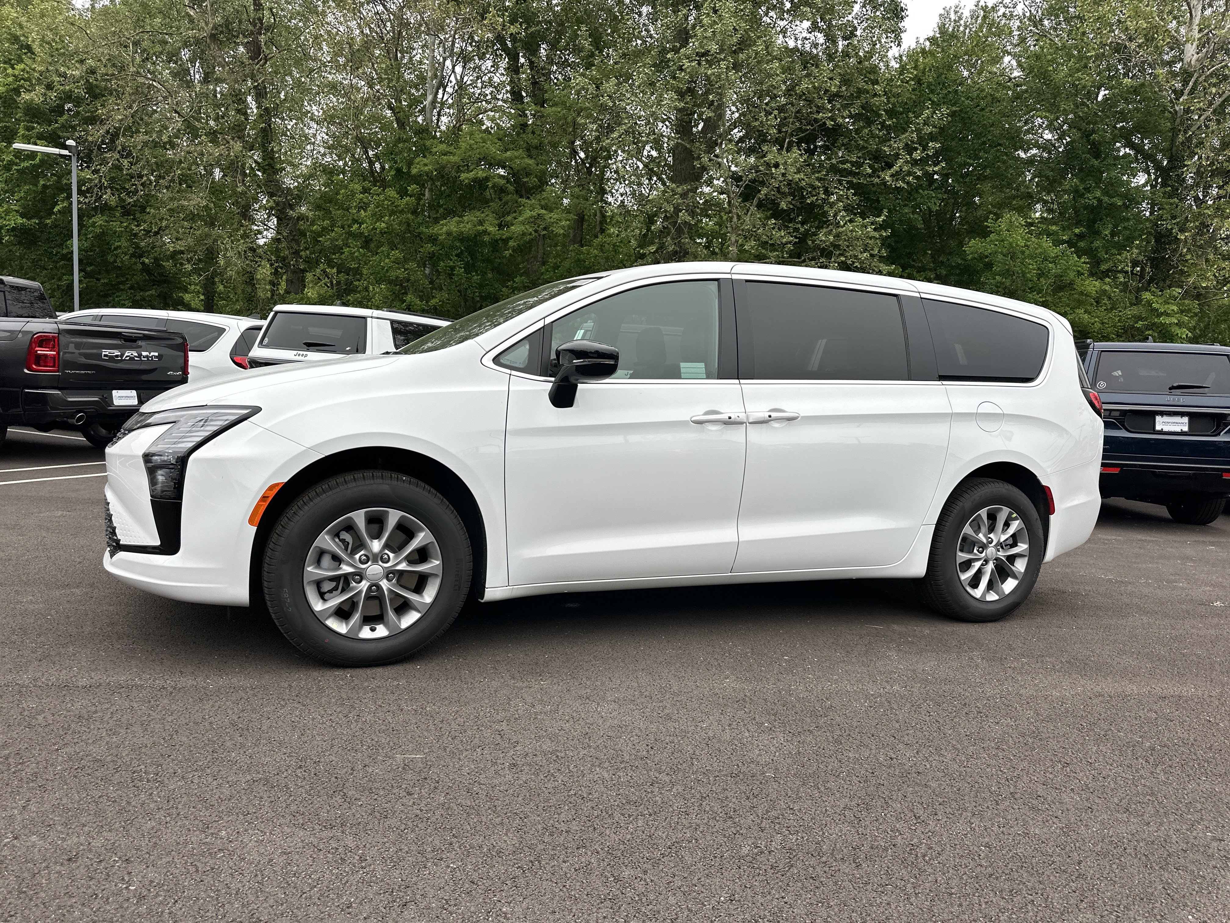 New 2027 Chrysler Pacifica Select AWD/4WD image 23