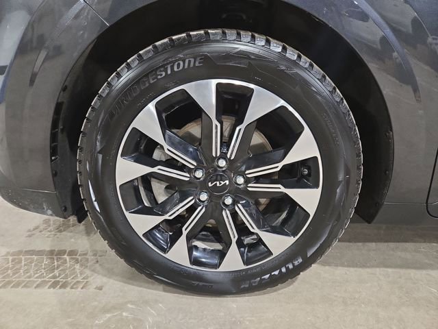 Used 2022 Kia Carnival EX image 7