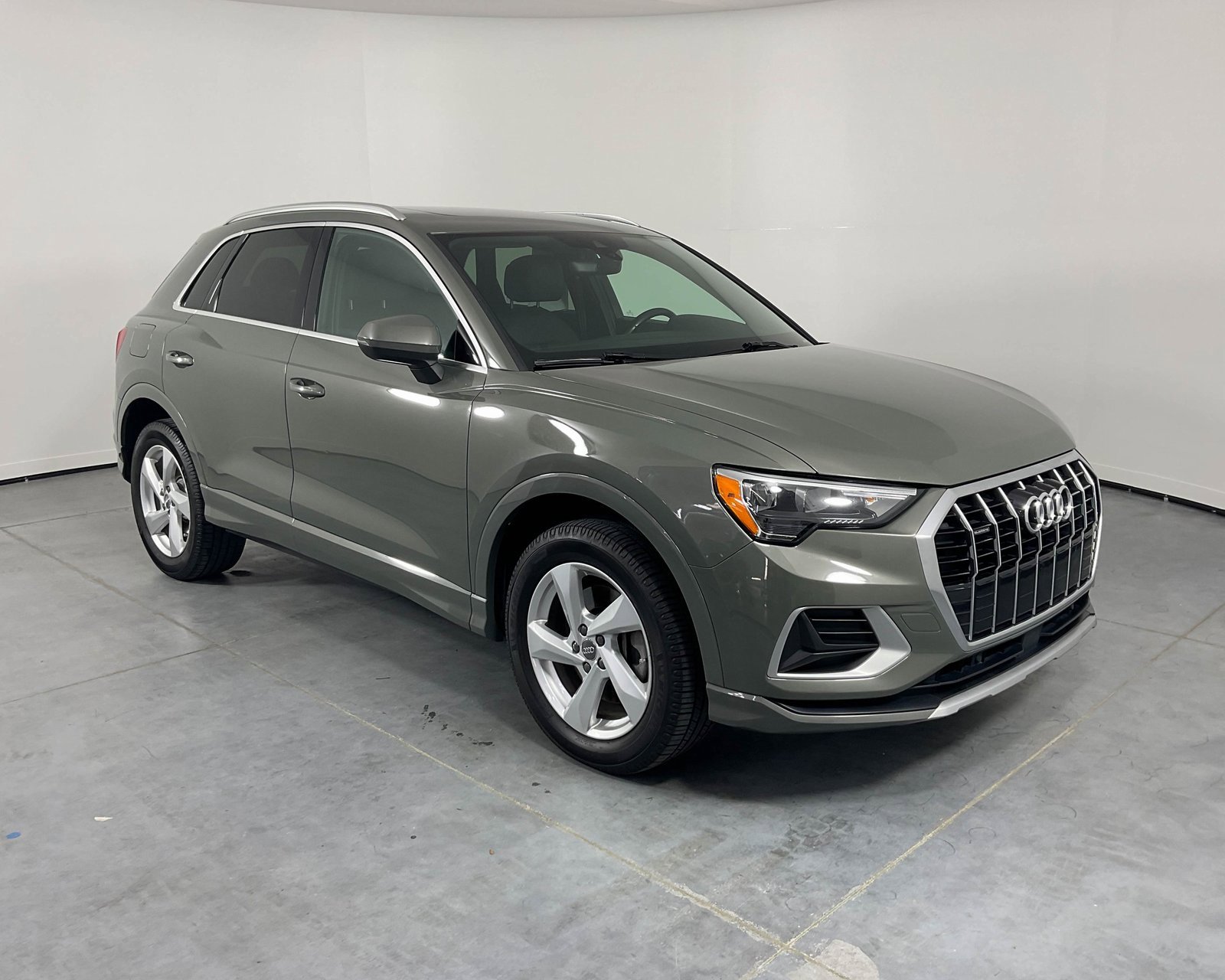 Used 2020 Audi Q3 2.0T Premium image 3