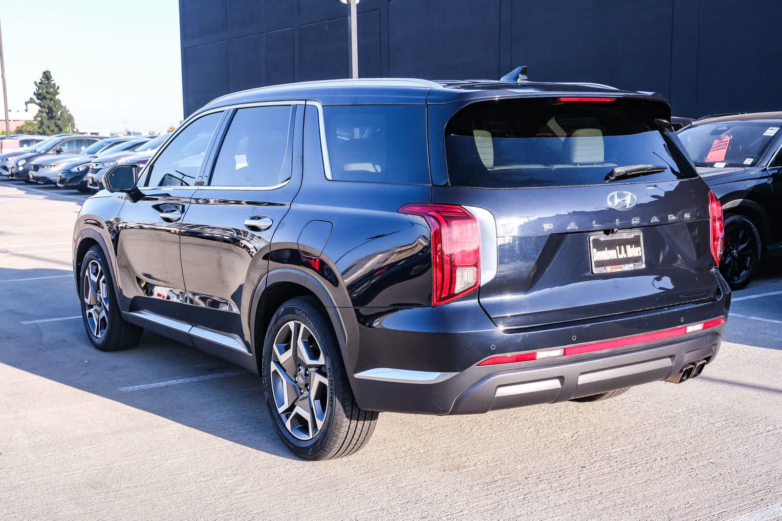 Used 2023 Hyundai Palisade Limited FWD image 6