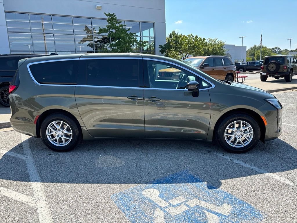 New 2027 Chrysler Pacifica Select FWD image 13