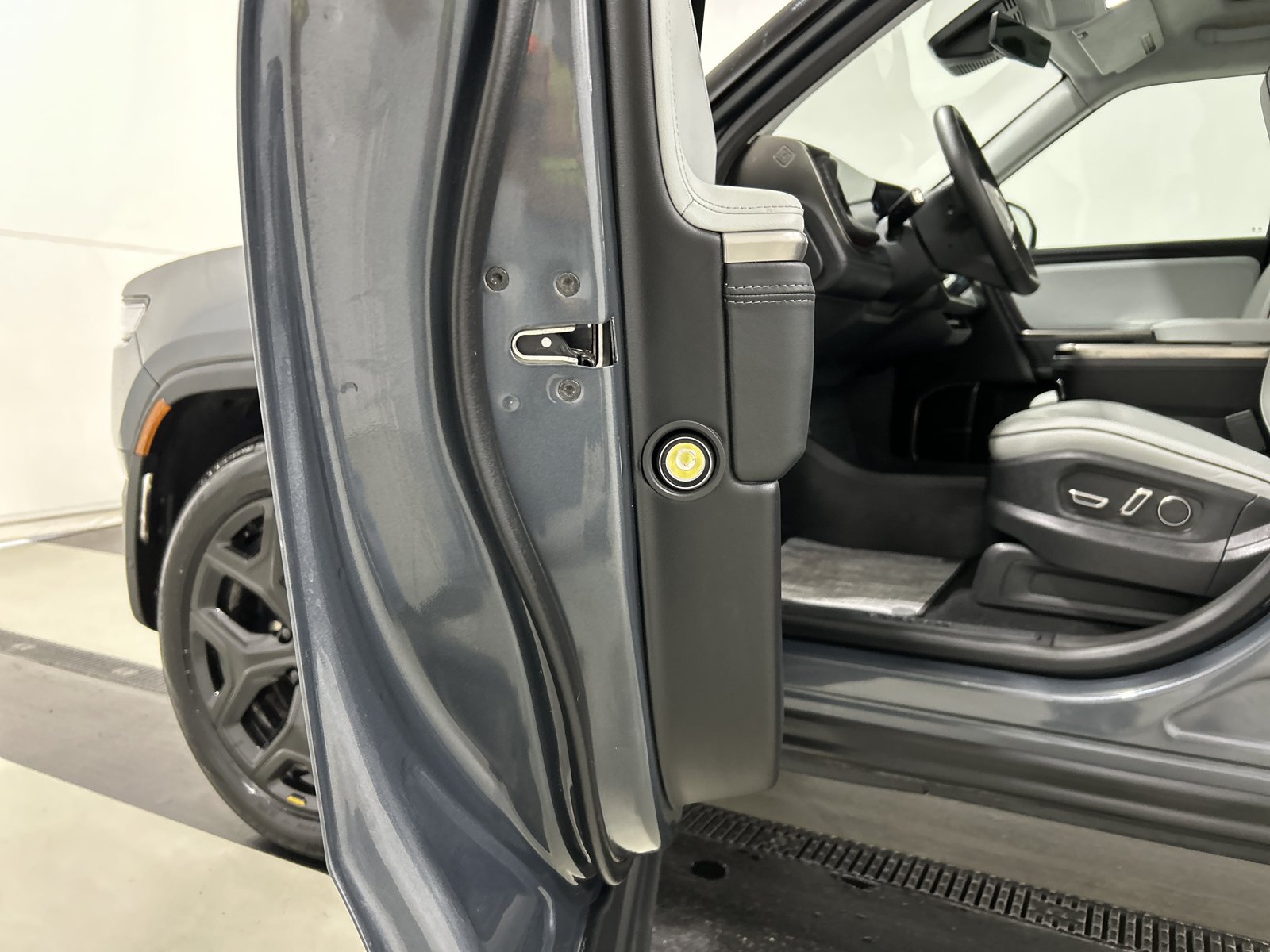 Used 2025 Rivian R1T Adventure AWD/4WD image 30