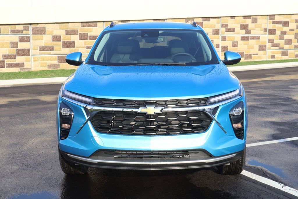 New 2026 Chevrolet Trax LT w/ LT Convenience Package FWD image 2