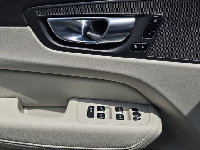 Used 2021 Volvo XC60 T5 Momentum image 31