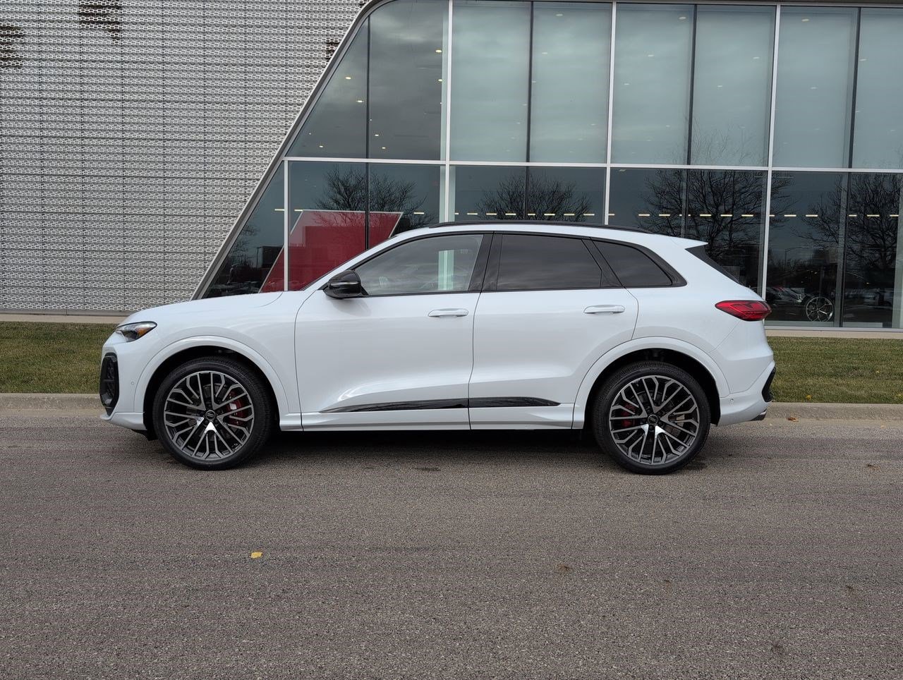 New 2025 Audi SQ5 Prestige image 31