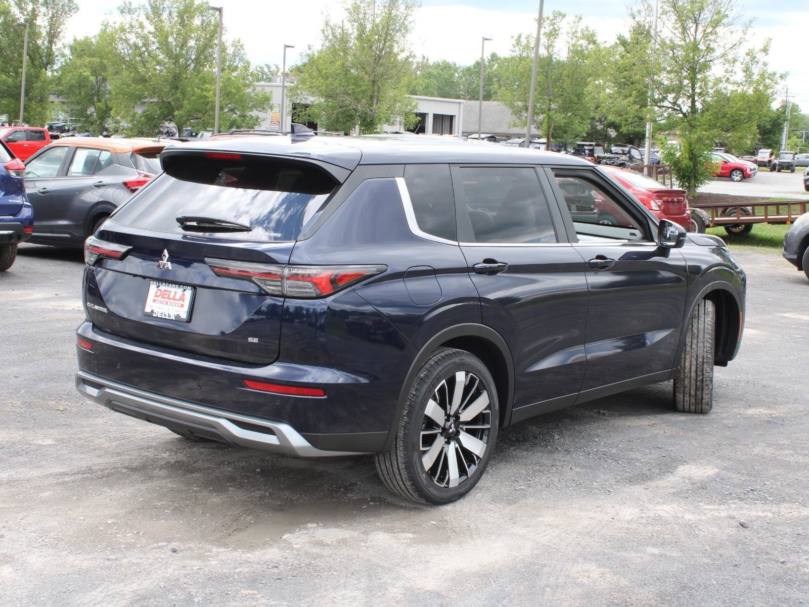 New 2025 Mitsubishi Outlander SE image 8