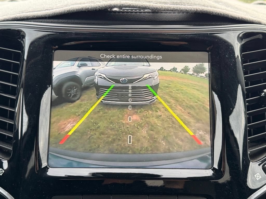 Used 2021 Jeep Cherokee Limited w/ Trailer Tow Group AWD/4WD image 3