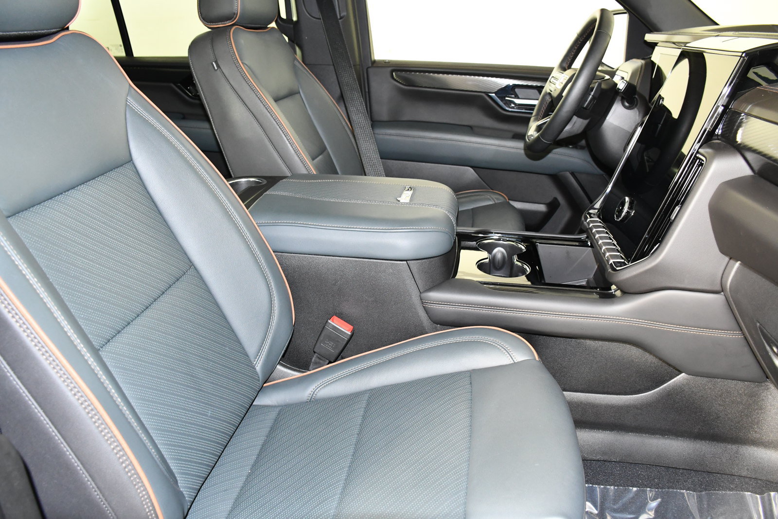 Used 2025 GMC Yukon AT4 AWD/4WD image 45