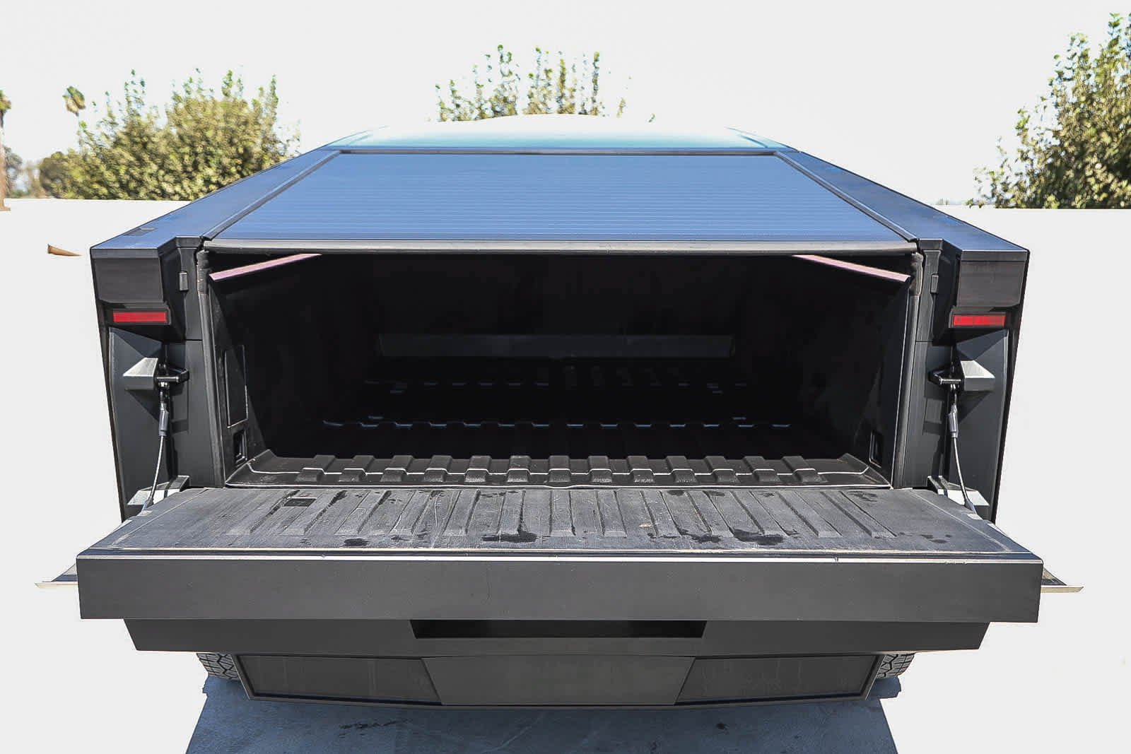Used 2025 Tesla Cybertruck AWD Crew Cab image 25