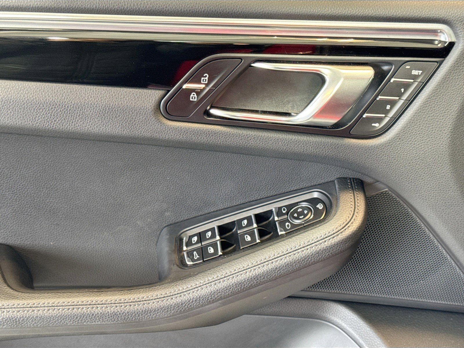 Used 2025 Porsche Macan w/ Premium Package Plus image 11