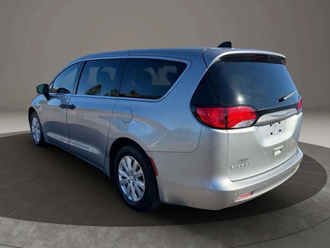 Used 2018 Chrysler Pacifica L image 7