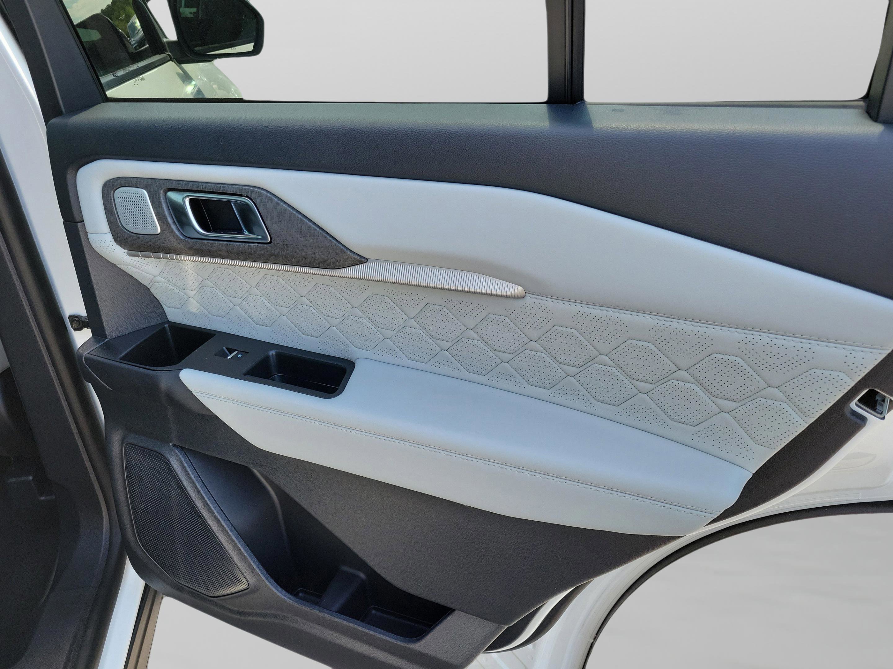 Used 2025 Ford Explorer Platinum w/ Ultimate Package image 26