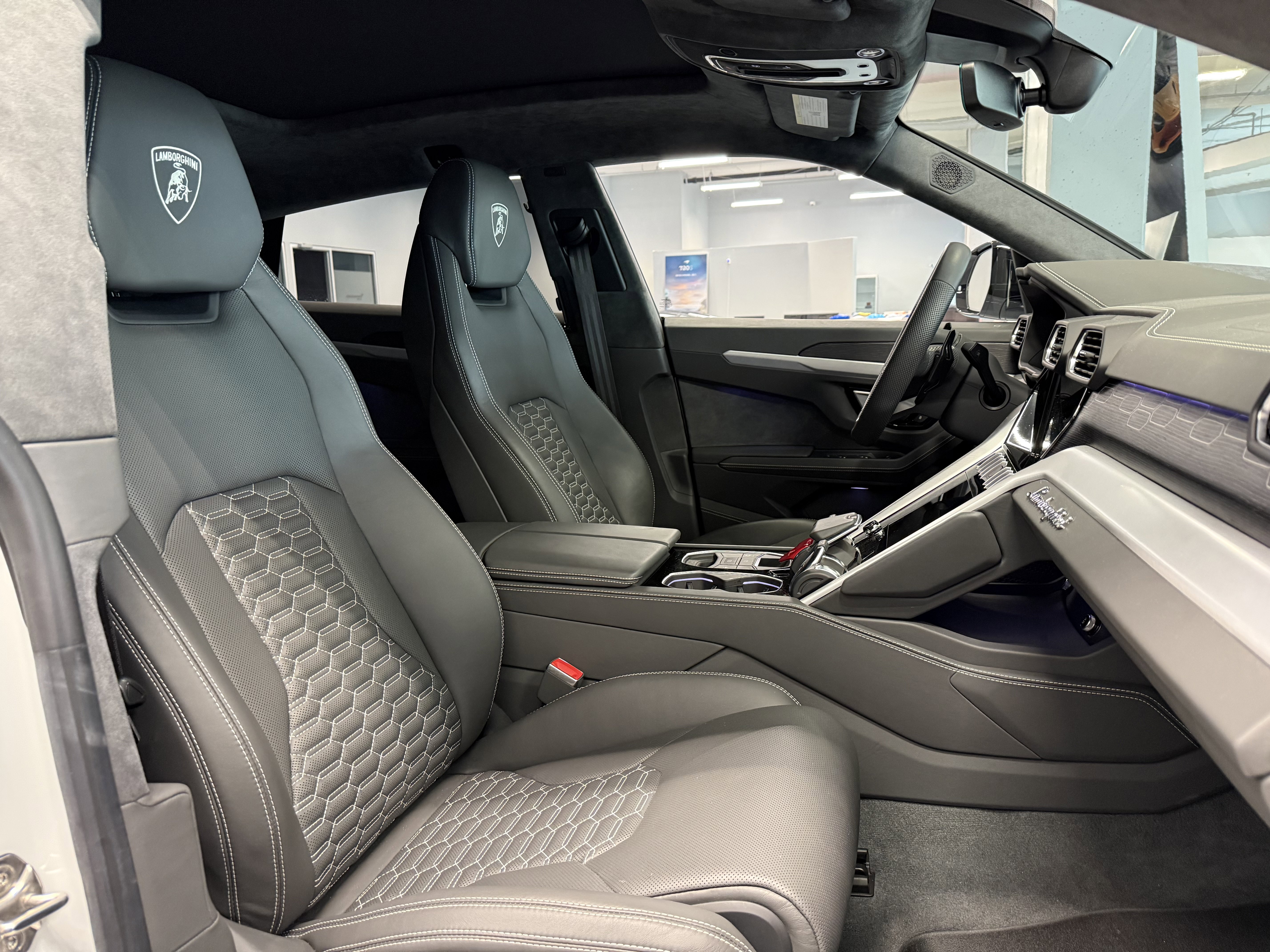 Used 2020 Lamborghini Urus AWD/4WD image 21