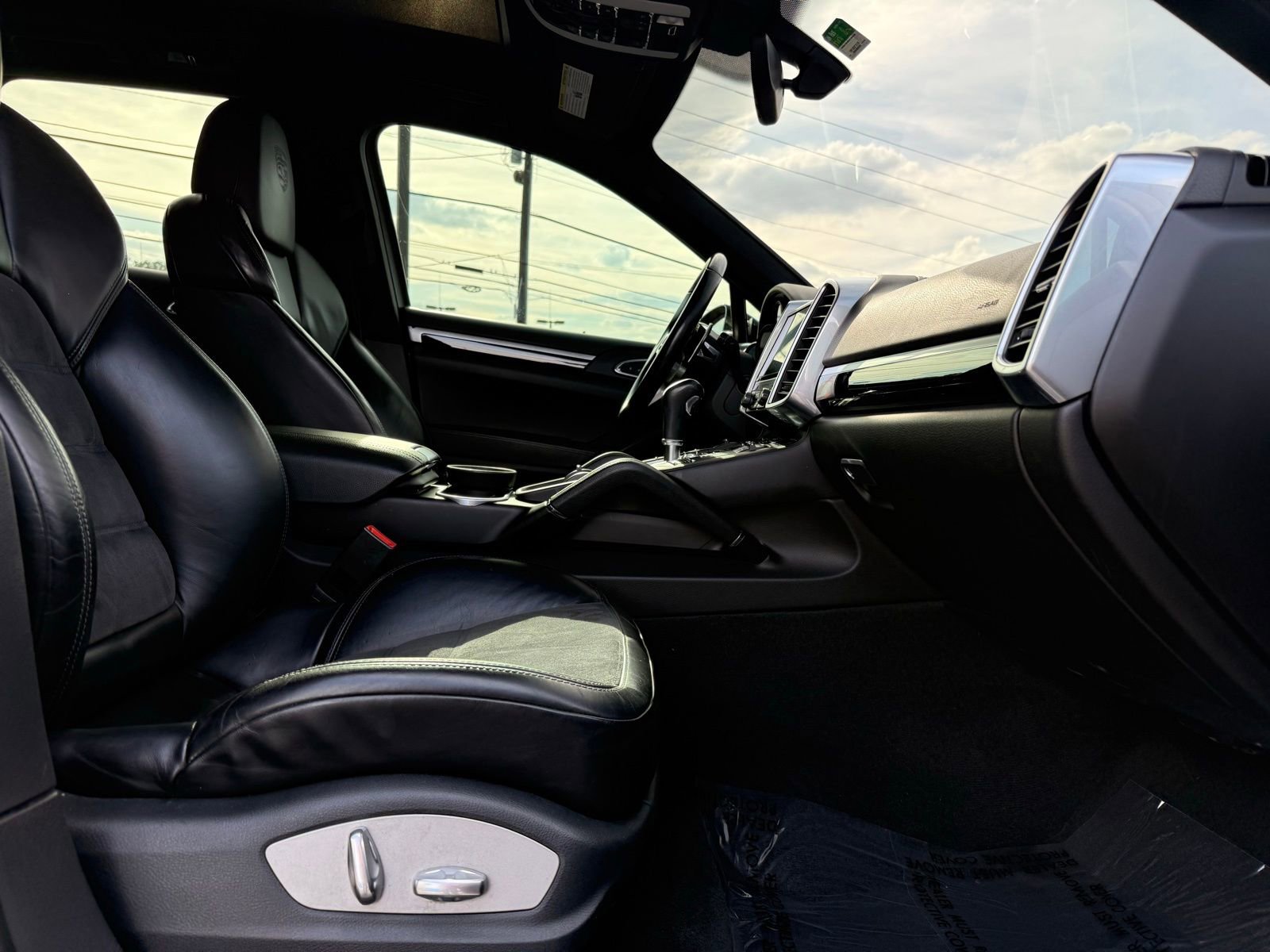 Used 2017 Porsche Cayenne image 32