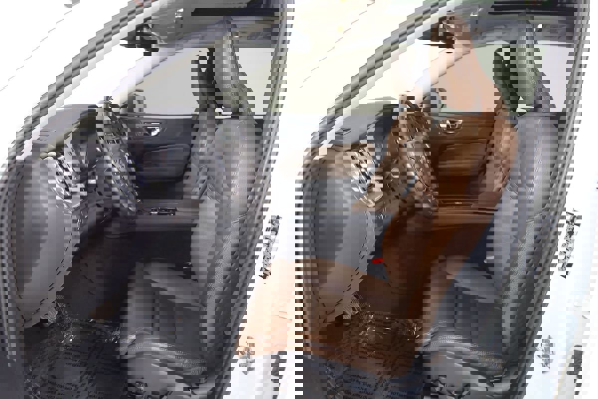 Used 2019 Volvo XC60 T5 Momentum w/ Multimedia Package image 12