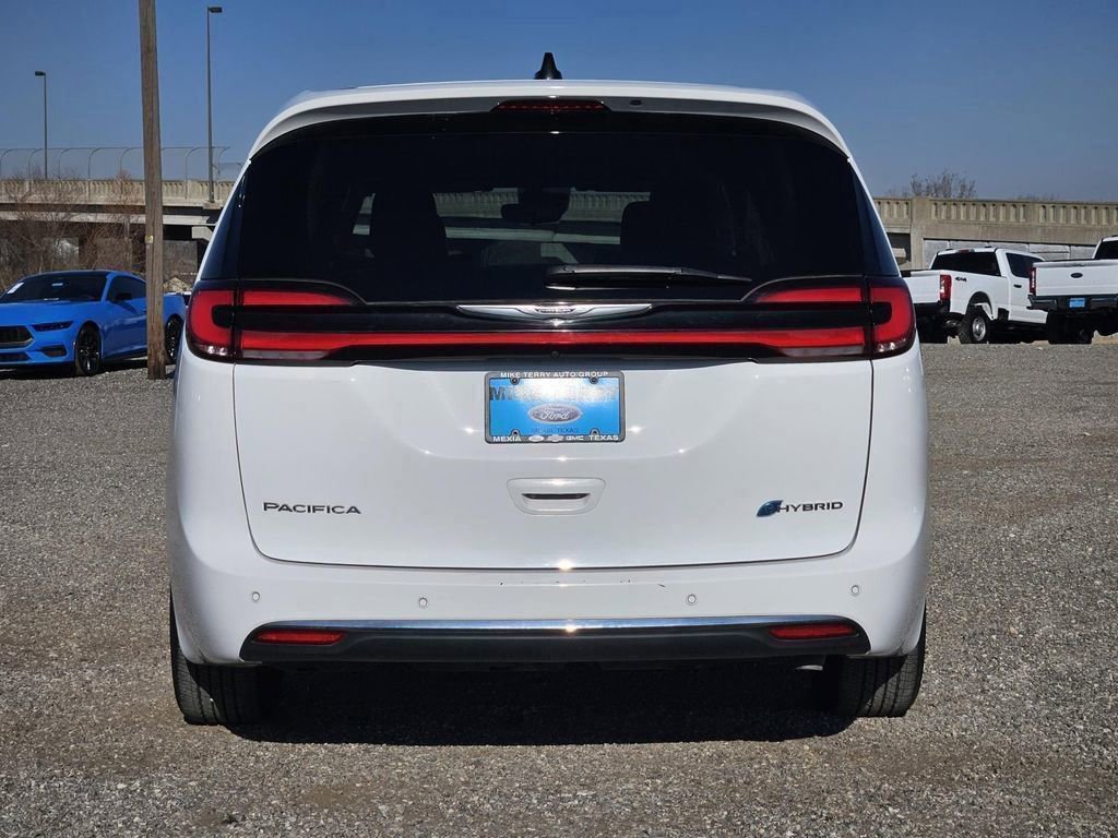 Used 2024 Chrysler Pacifica Select image 2
