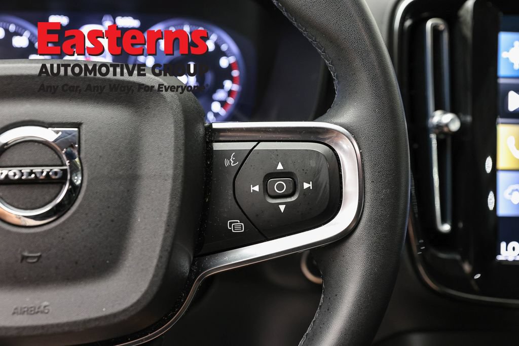 Used 2022 Volvo XC40 T5 Momentum AWD/4WD image 16