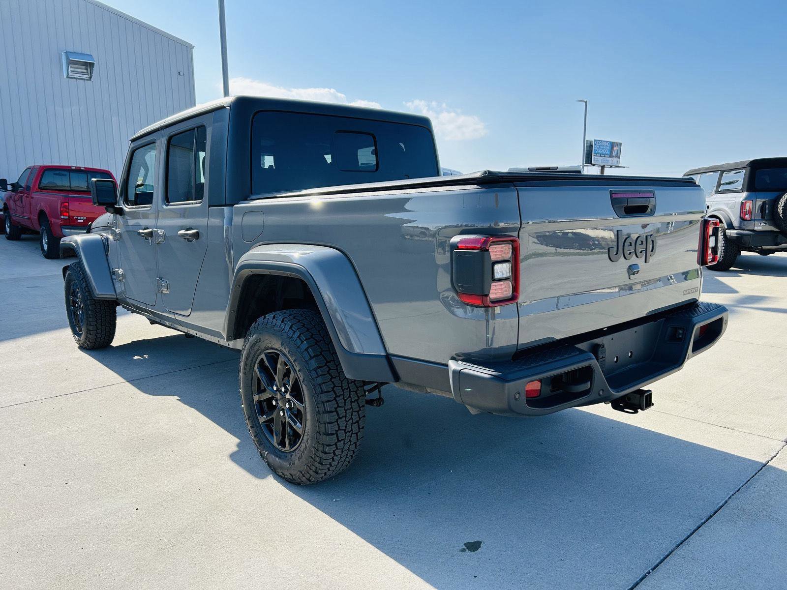 Used 2021 Jeep Gladiator Sport image 33