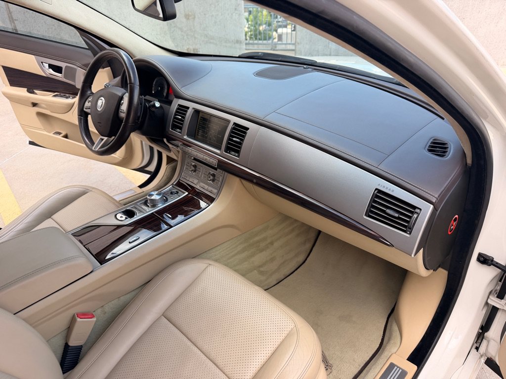 Used 2010 Jaguar XF Premium RWD image 21