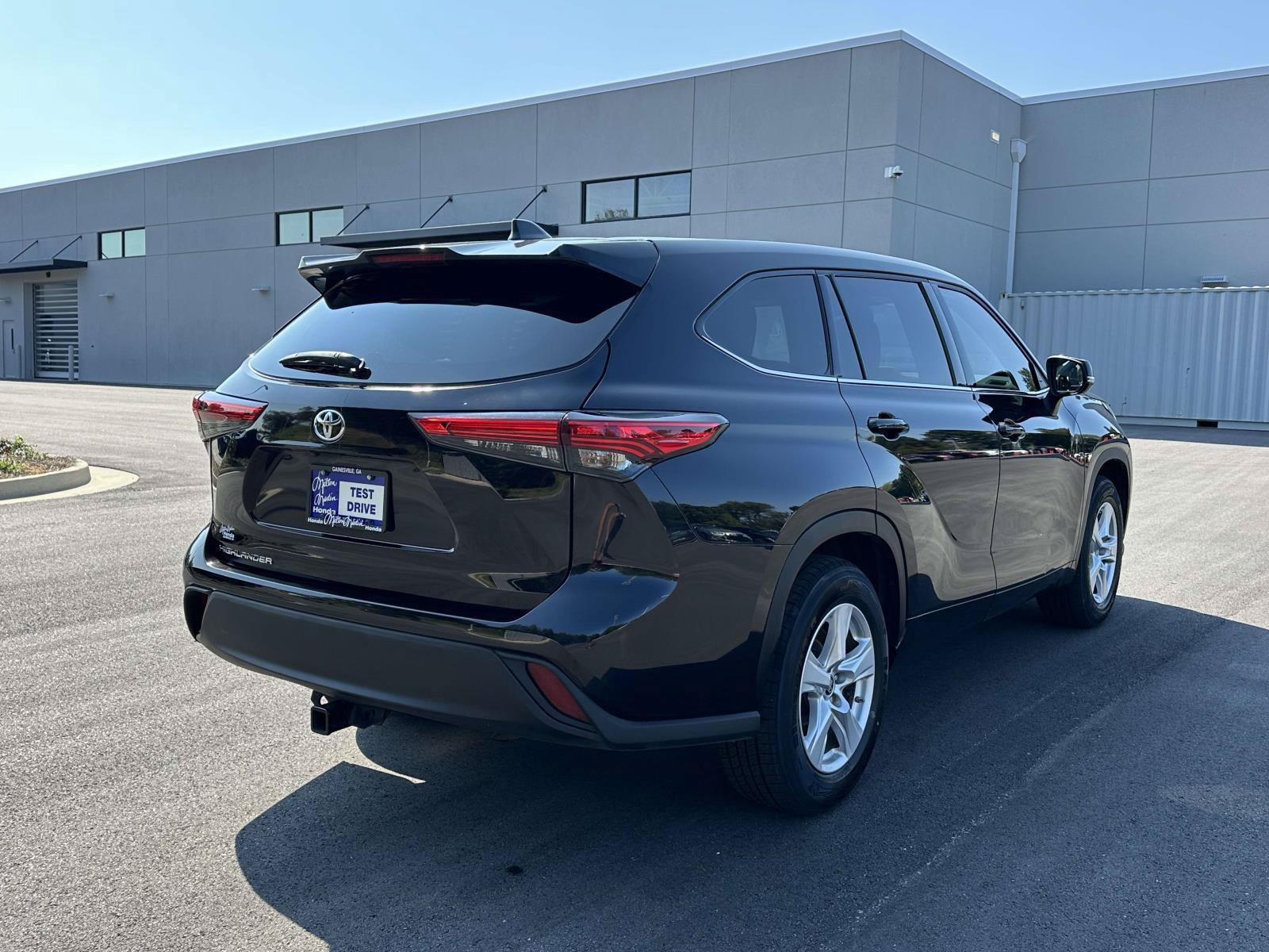 Used 2022 Toyota Highlander L FWD image 25