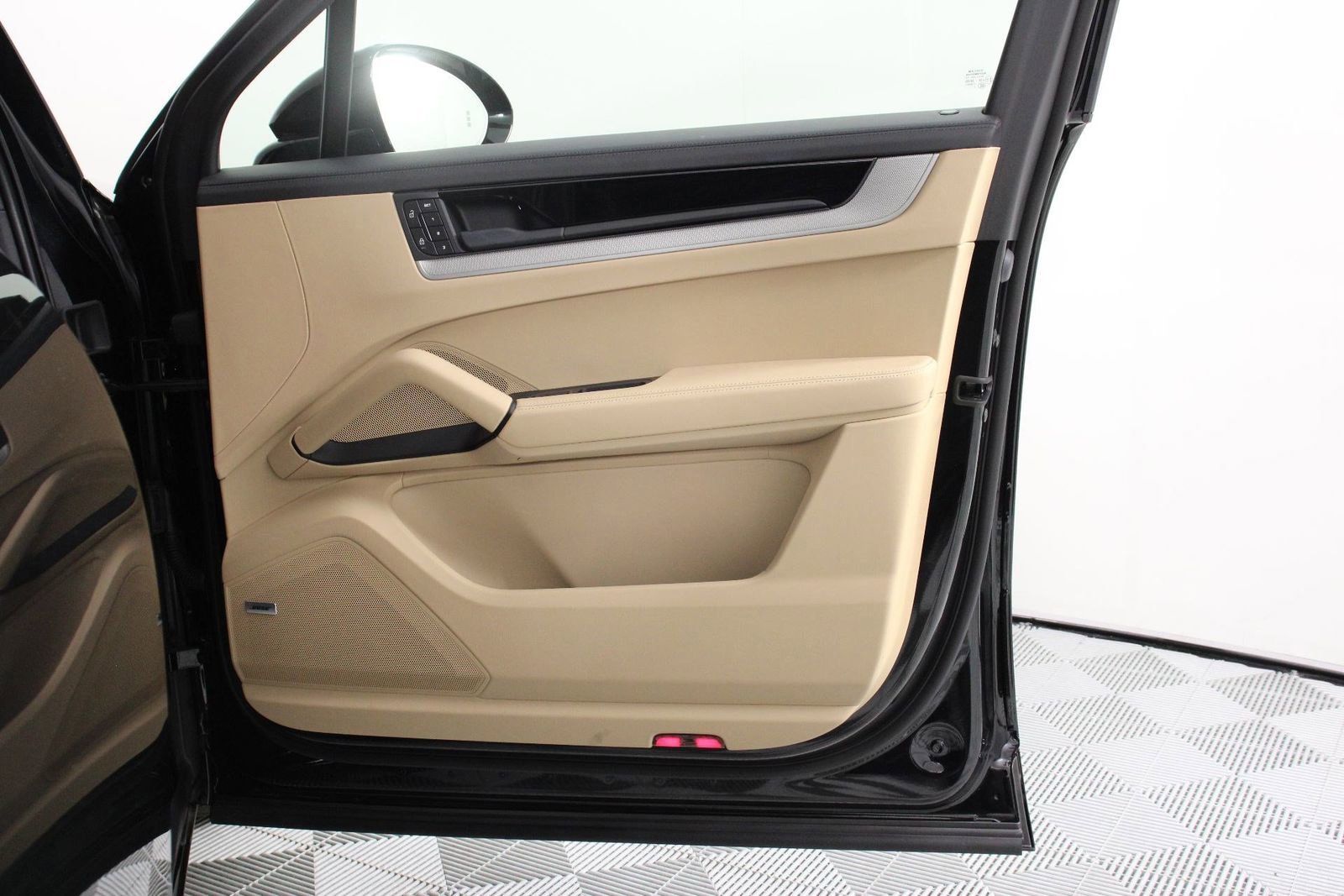 Certified 2025 Porsche Cayenne S image 23