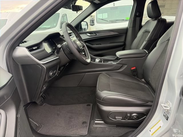 New 2025 Jeep Grand Cherokee Altitude w/ Trailer Tow Package AWD/4WD image 15