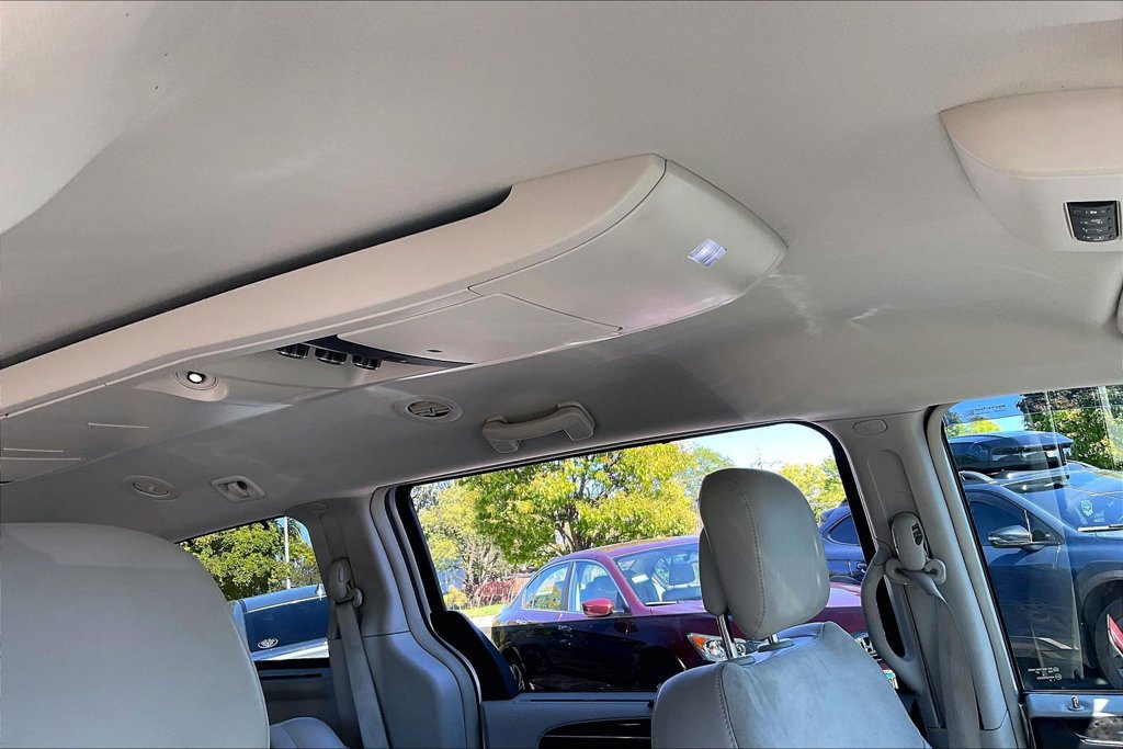 Used 2011 Chrysler Town & Country Limited FWD image 26