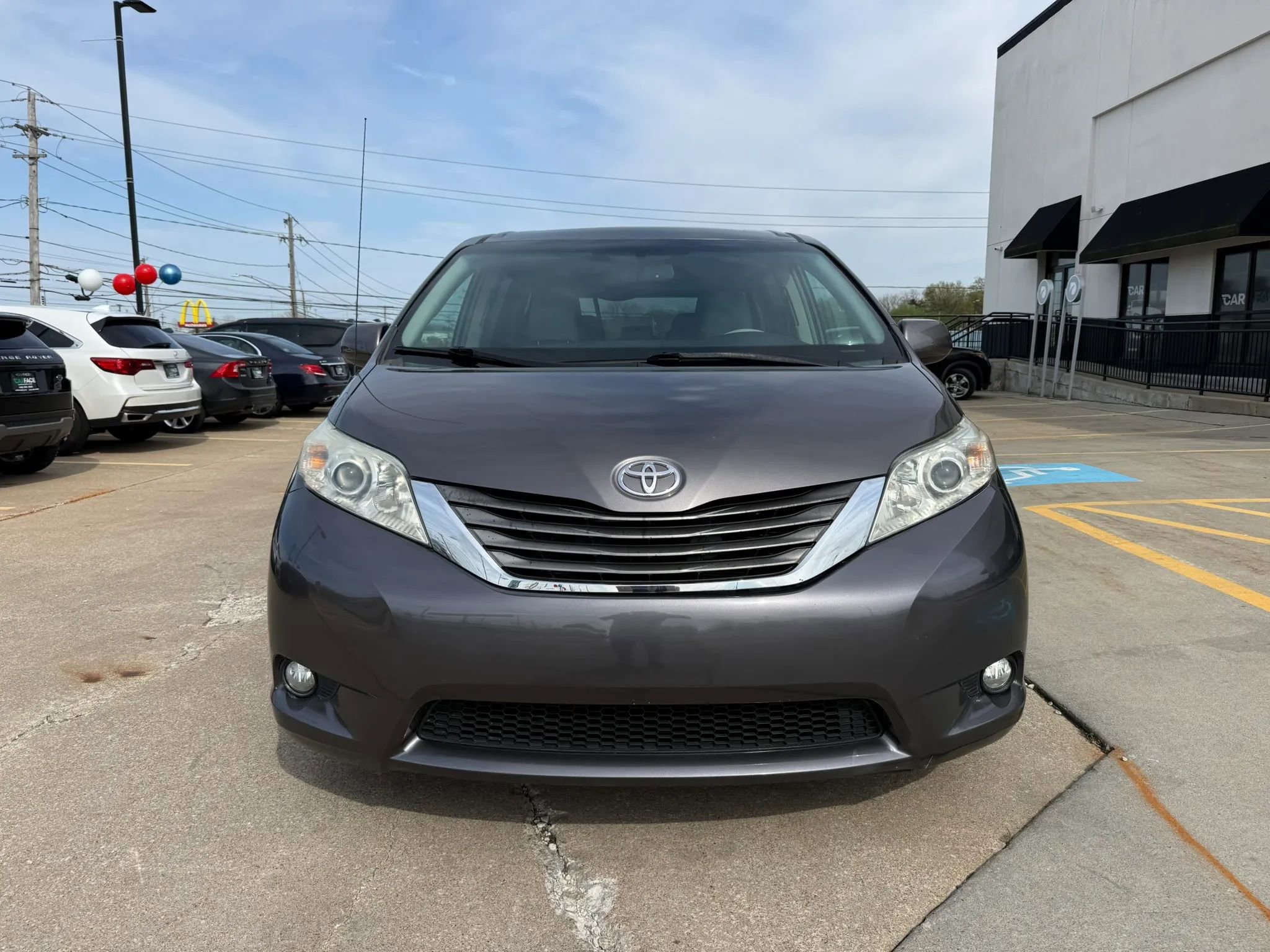 Used 2012 Toyota Sienna XLE FWD image 2