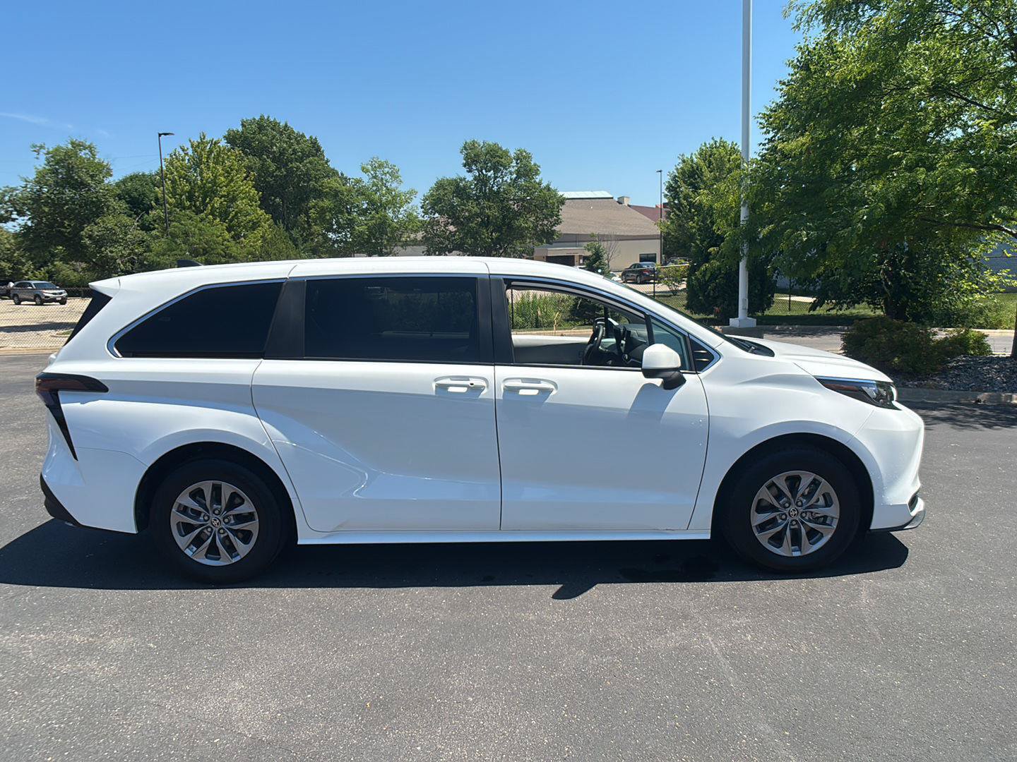 Used 2026 Toyota Sienna LE FWD image 9