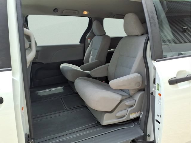 Used 2020 Toyota Sienna L FWD image 22