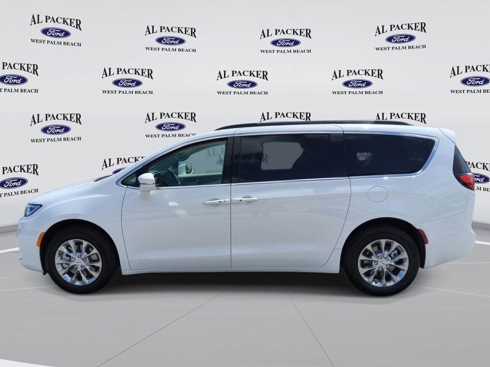 Used 2022 Chrysler Pacifica Touring-L image 2