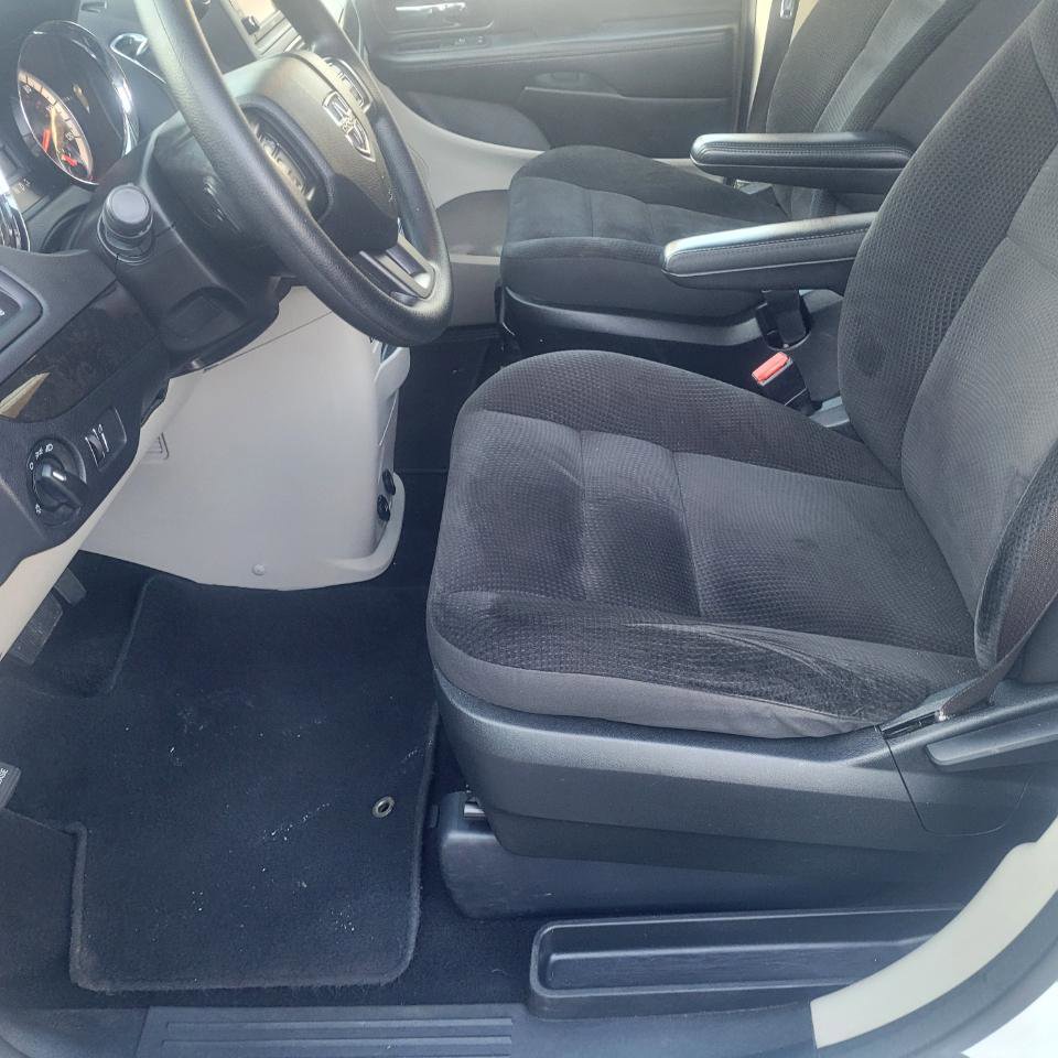 Used 2018 Dodge Grand Caravan SE w/ UConnect Hands-Free Group image 11