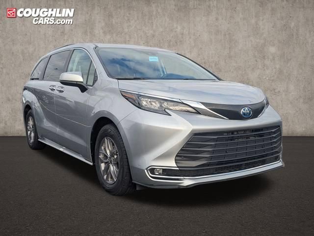 Used 2024 Toyota Sienna XLE w/ XLE Plus Package image 1