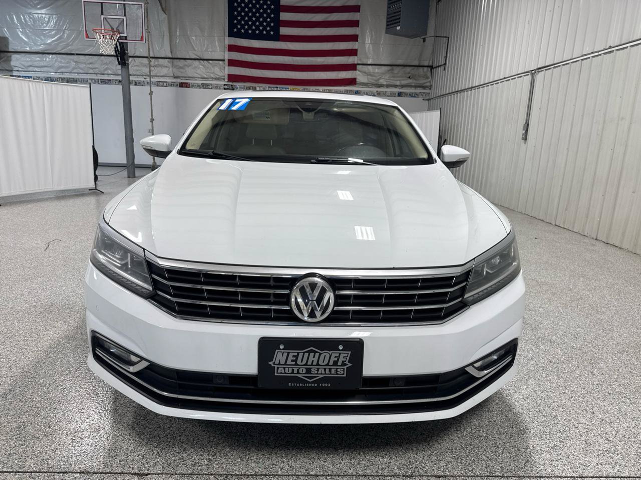 Used 2017 Volkswagen Passat 1.8T SEL Premium FWD image 3
