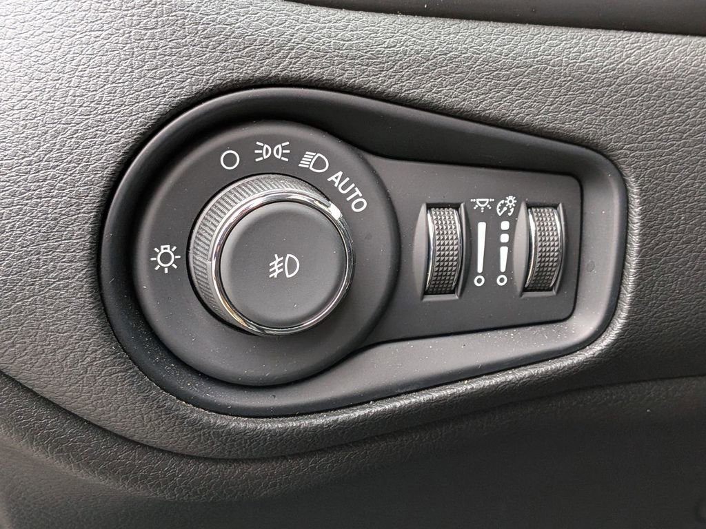 Used 2023 Jeep Renegade Latitude w/ Sun/Sound Group image 13