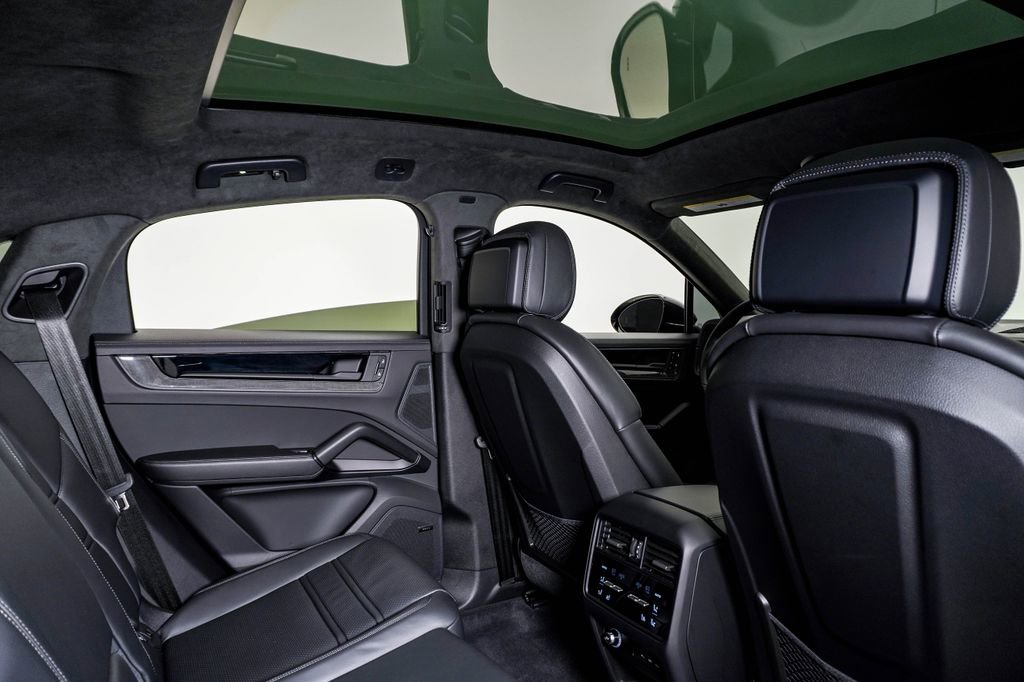 Certified 2025 Porsche Cayenne GTS AWD/4WD image 16