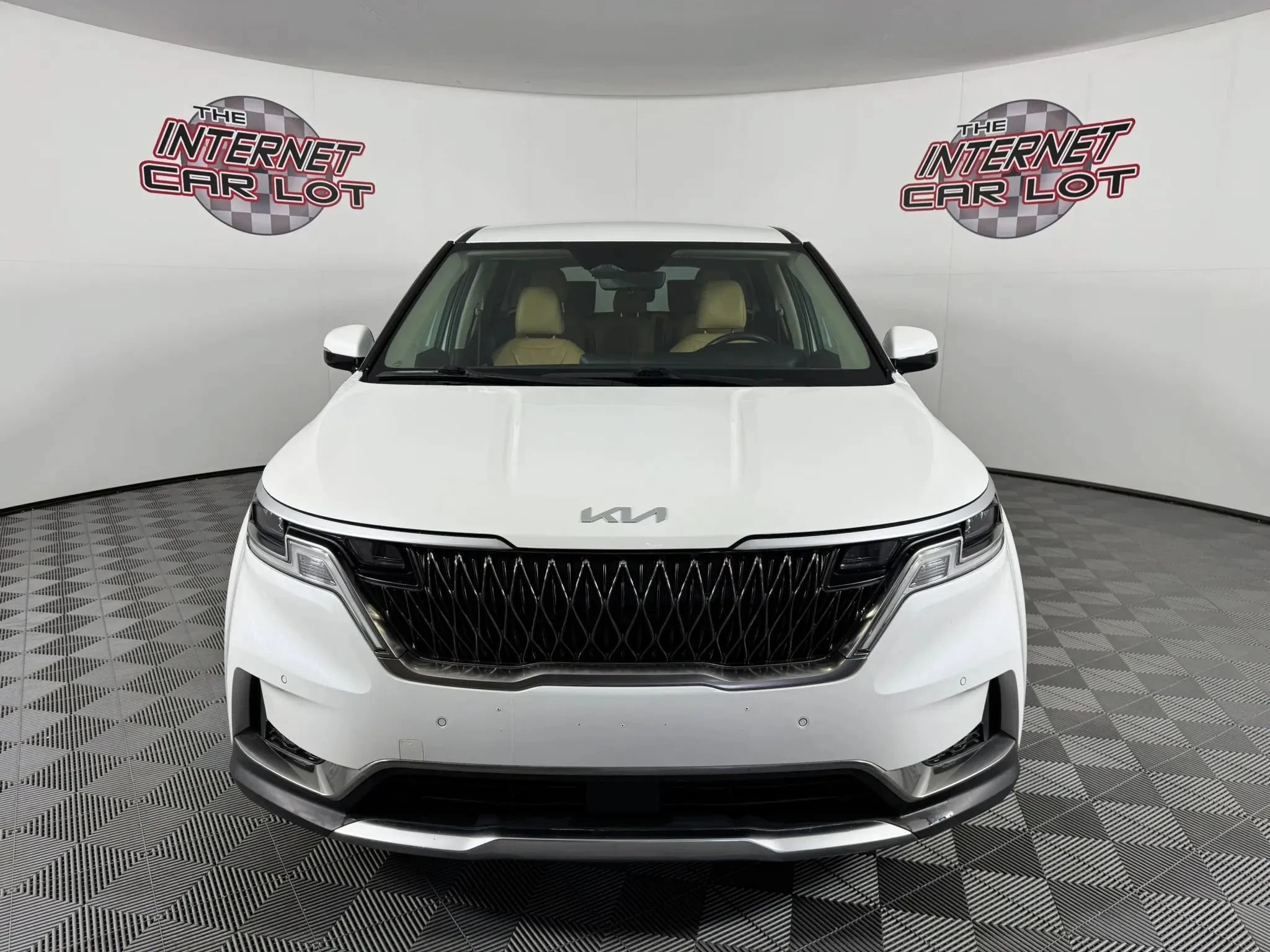 Used 2024 Kia Carnival EX FWD image 2