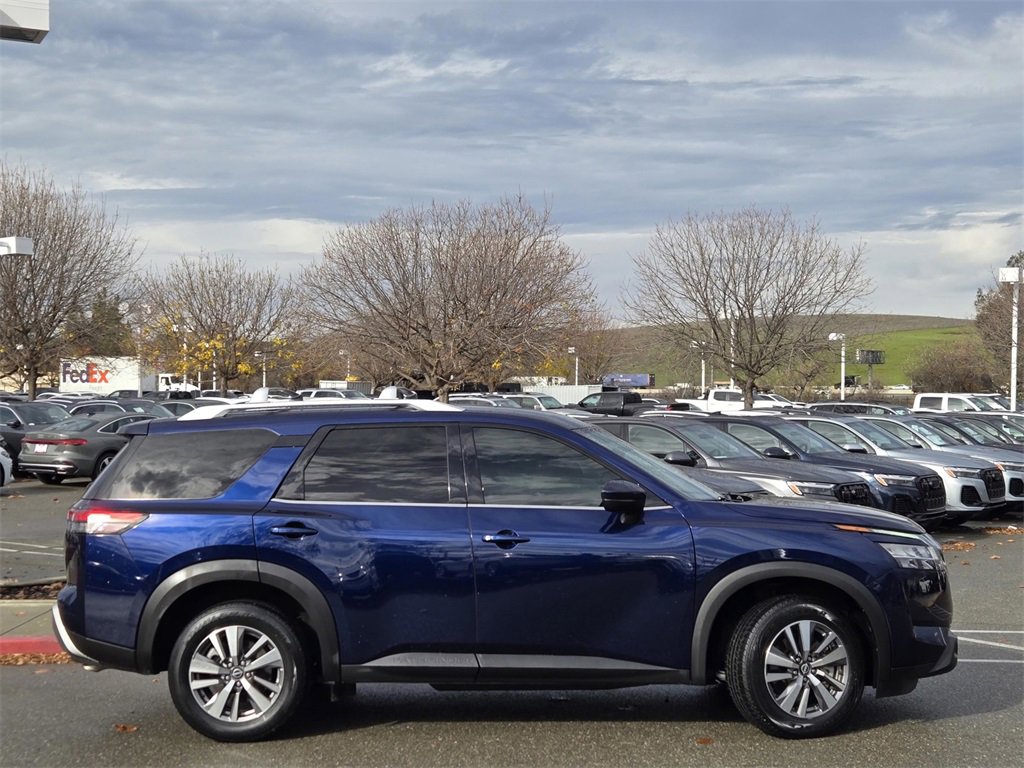 Used 2023 Nissan Pathfinder SL image 3