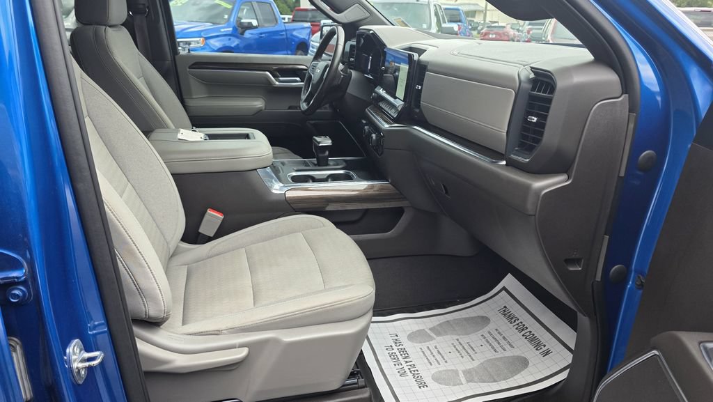 Used 2022 Chevrolet Silverado 1500 LT AWD/4WD image 6