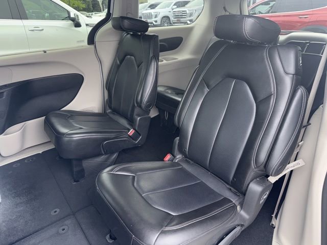 Used 2023 Chrysler Pacifica Touring-L image 4