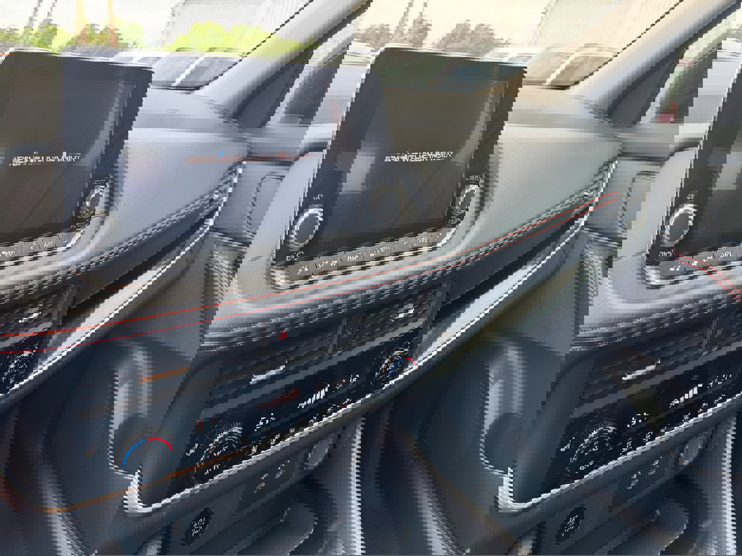 Used 2025 Nissan Rogue SV image 17