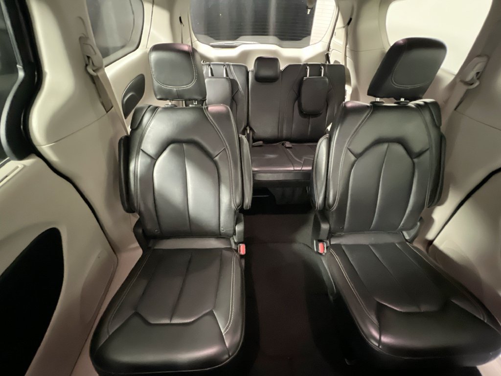 Used 2023 Chrysler Pacifica Touring-L FWD image 32