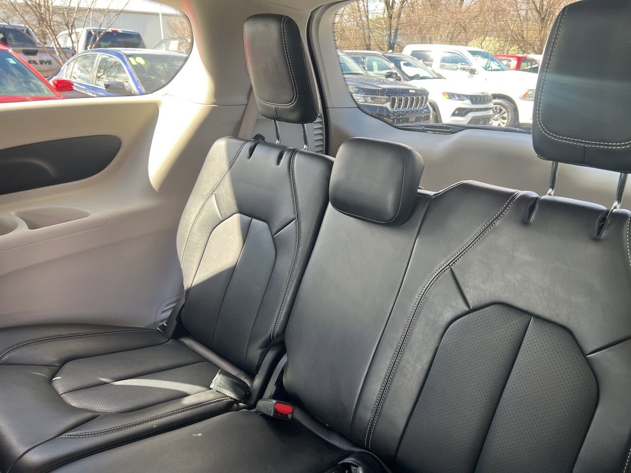 Used 2024 Chrysler Pacifica Select image 18