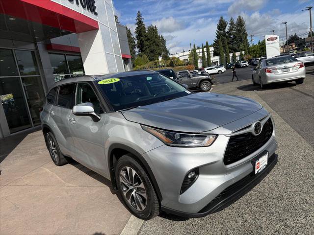 Certified 2021 Toyota Highlander XLE AWD/4WD image 9