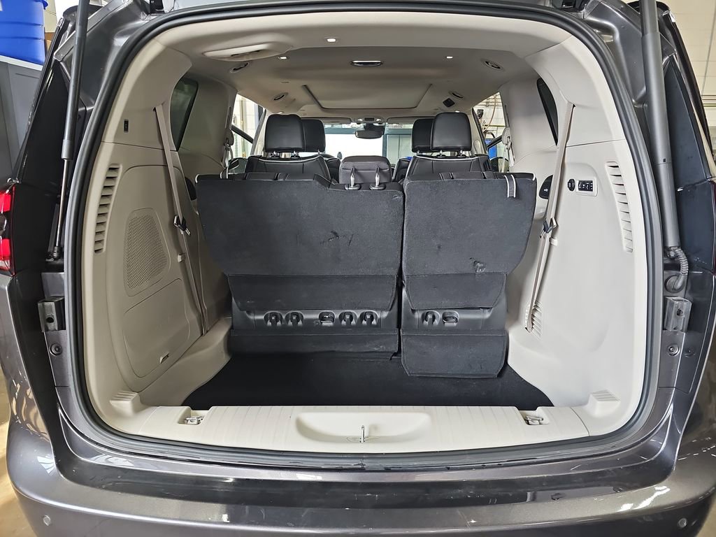 Used 2023 Chrysler Pacifica Limited w/ Uconnect Theater Family Group image 13
