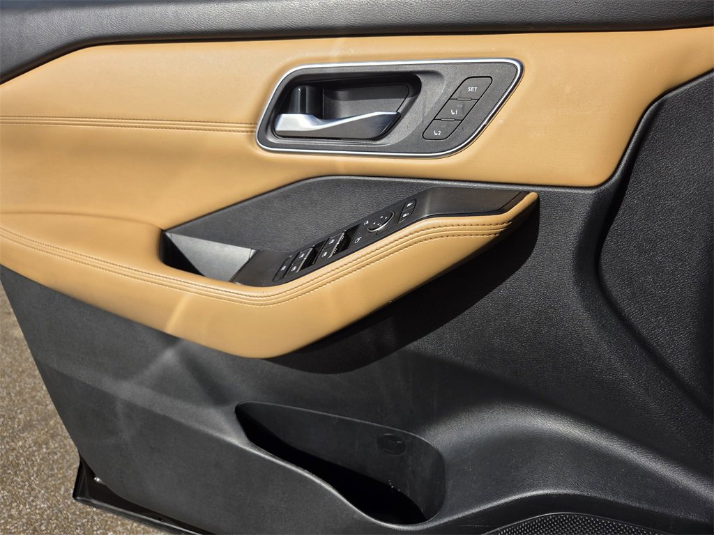 Used 2023 Nissan Rogue Platinum image 17