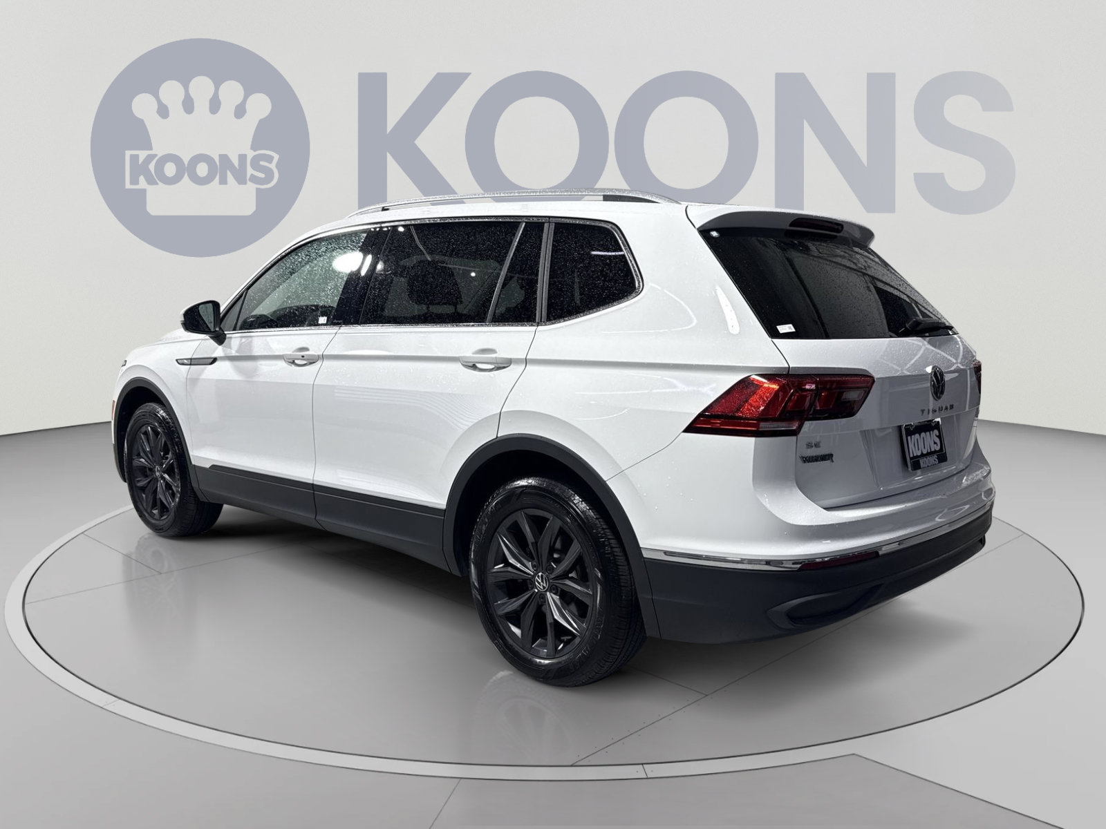 Used 2024 Volkswagen Tiguan SE w/ Panoramic Sunroof Package AWD/4WD image 10