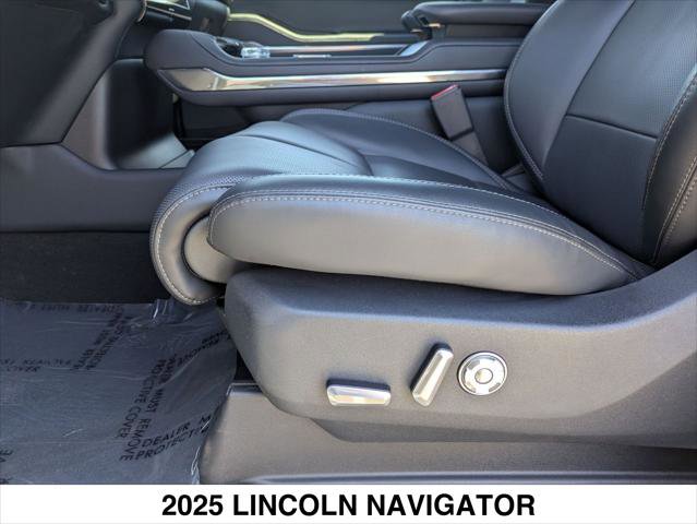 Used 2025 Lincoln Navigator Reserve w/ Jet Appearance Package image 19