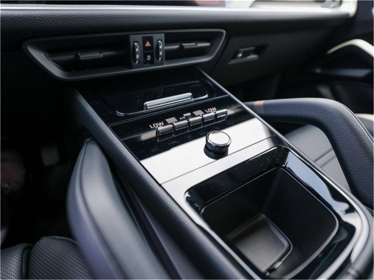Certified 2025 Porsche Cayenne Coupe AWD/4WD image 20