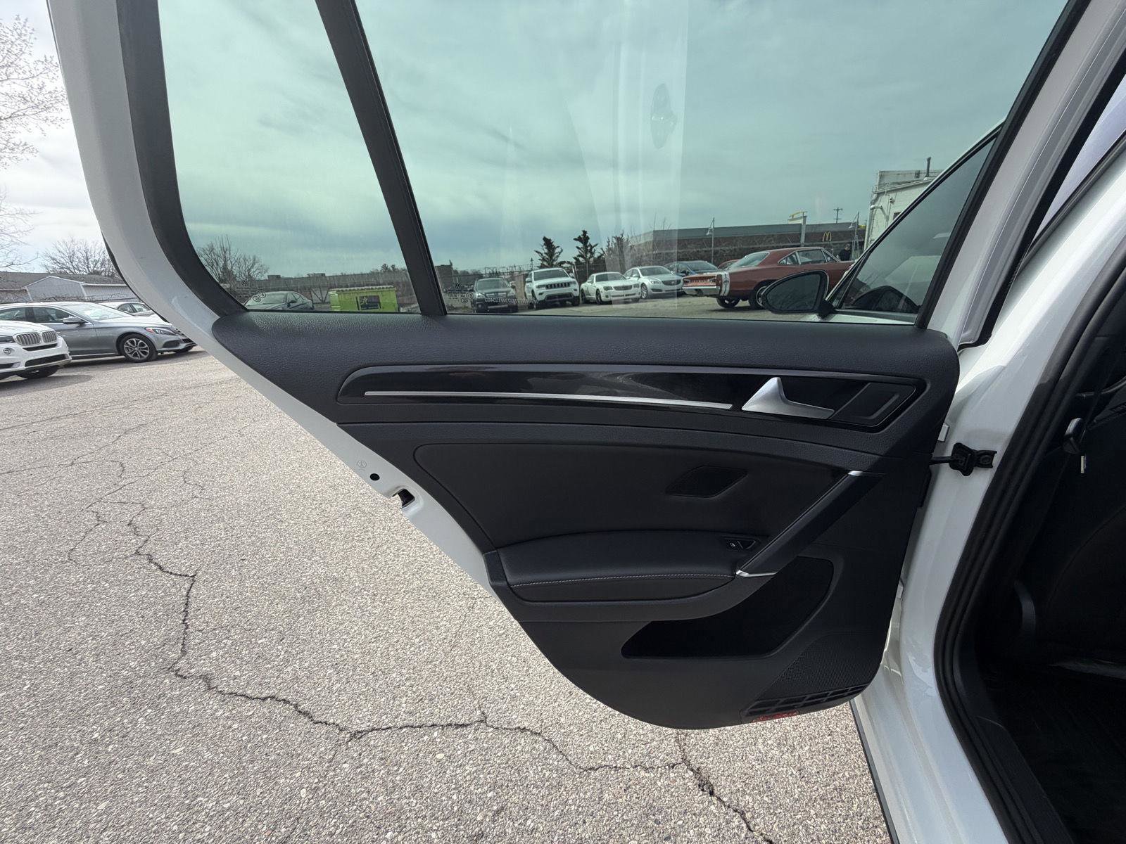 Used 2018 Volkswagen Golf R 4-Door image 21